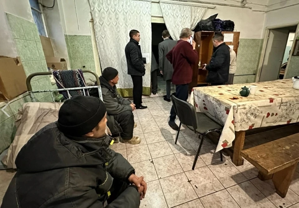 Мигранты проживали все вместе недалеко от производства