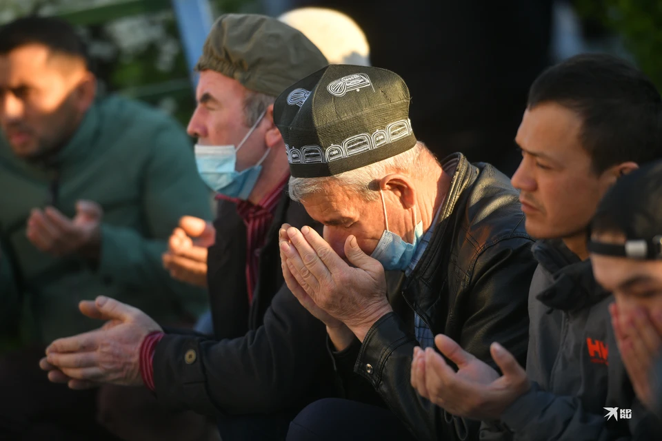 Тысячи мусульман вышли на утреннюю молитву