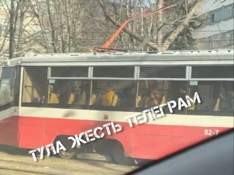 В Туле на улице Энгельса поломка пантографа на одном из вагонов остановило движение трамваев. Фото: "Тула. Жесть".