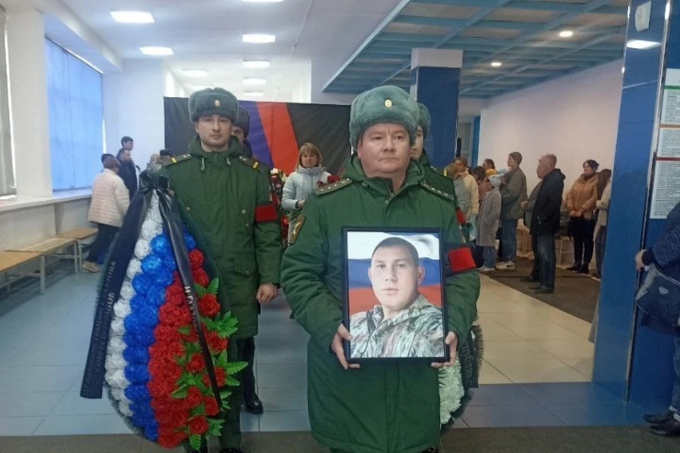 Мужчину похоронили со всеми воинскими почестями. Фото: @averkievaga