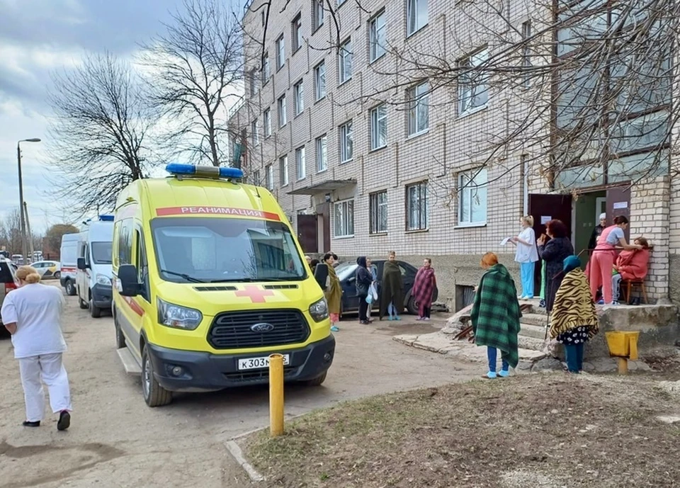 Людей пришлось вывести на улицу.