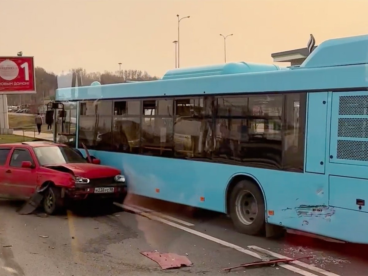 В Петербурге лазурный автобус столкнулся с легковушкой на Пулковском шоссе  - KP.RU