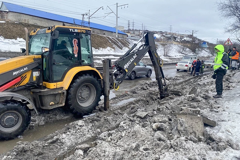 На месте работают экскаваторы-погрузчики. В данный момент уровень воды снижается. Фото: Администрация города Мурманска