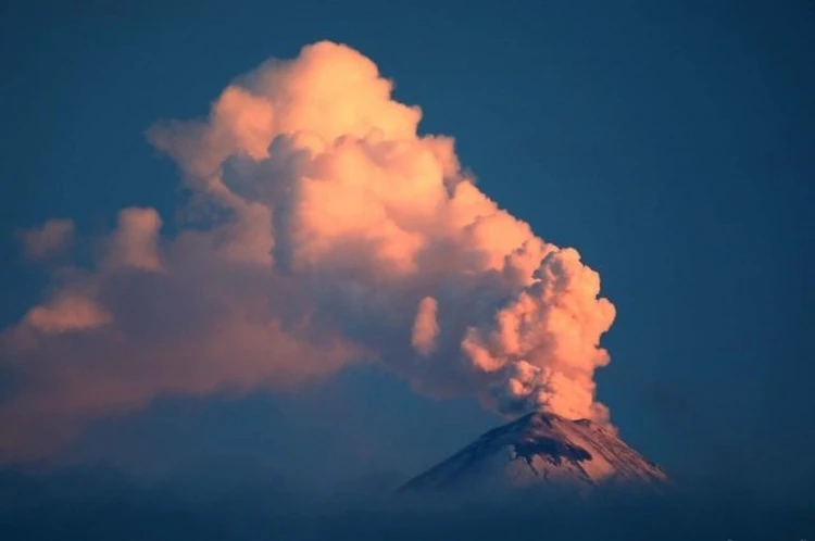 Код оранжевый: вулкан Шивелуч на Камчатке все вокруг себя заполонил пеплом