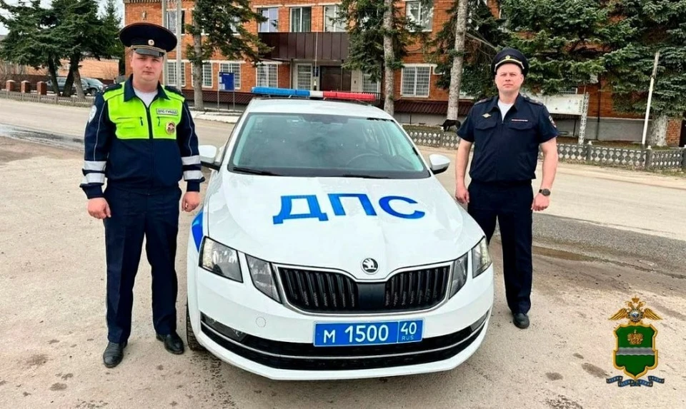 Начальник отделения ГИБДД Ферзиковского района Владимир Шрай и старший лейтенант Михаил Шутов