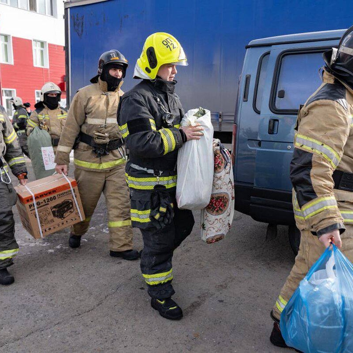 Сотрудники МЧС Югры передали в зону СВО два автомобиля и партию  гуманитарного груза - KP.RU