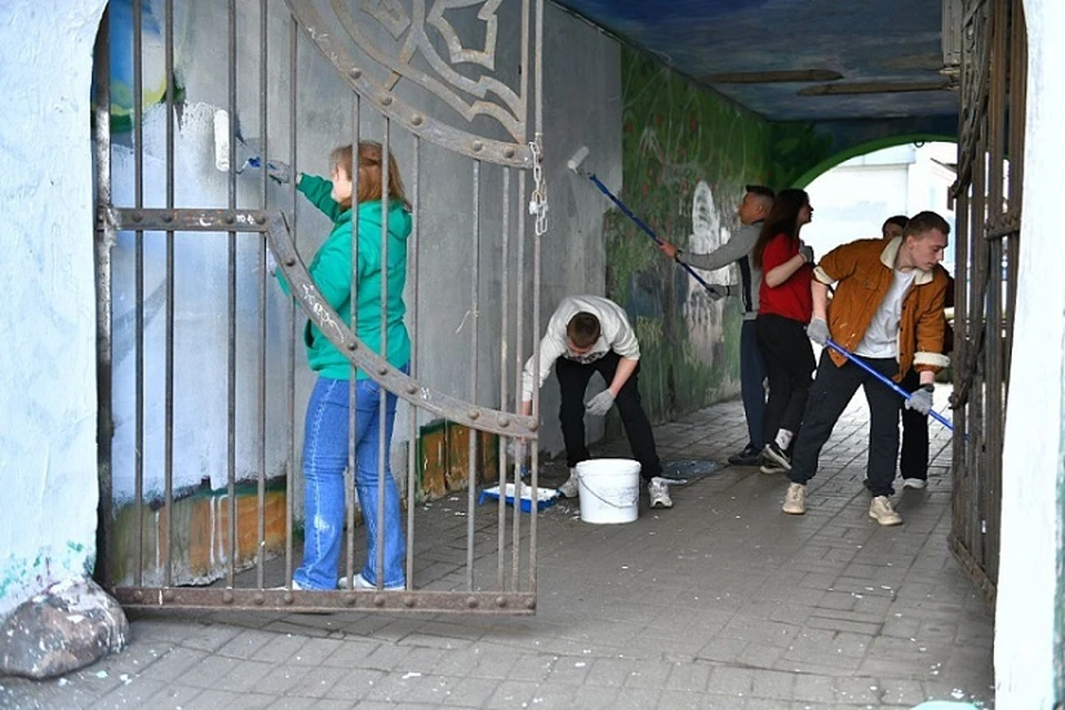 В Ярославле закрашивают граффити на центральных улицах.