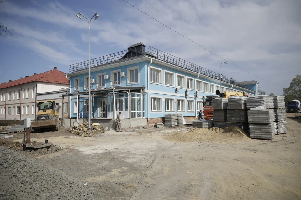 Обновленную больницу планируют сдать до конца мая.