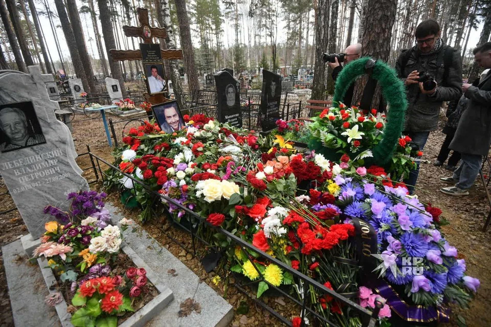Похоронили артиста на кладбище рядом с его бабушкой, ушедшей из жизни в 2019 году
