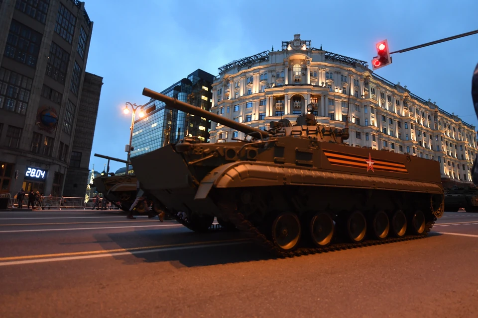 Традиционно ночная репетиция Парада Победы 9 мая в Ростове-на-Дону проходит 3, 4 и 5 мая.