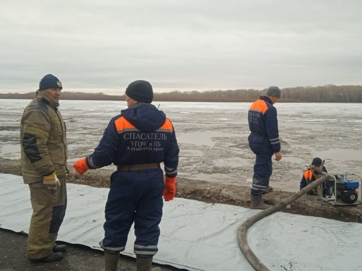 Угроза второй волны. В Алтайском крае продолжается борьба с паводком - KP.RU