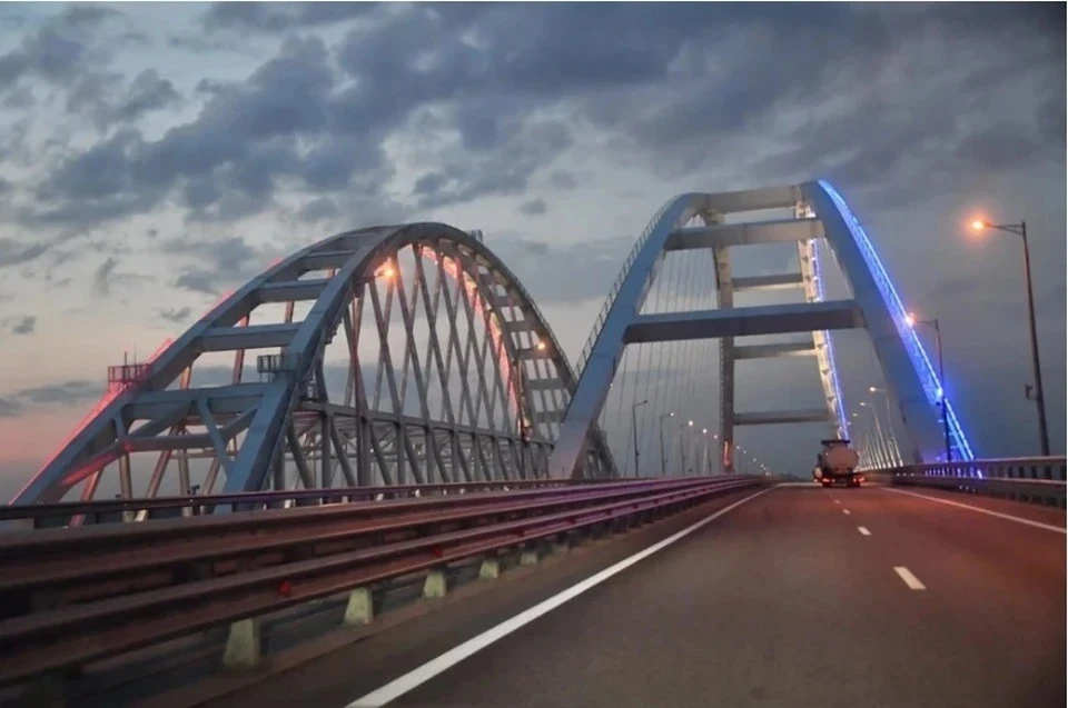 Движение по Крымскому мосту перекрыли 15 апреля