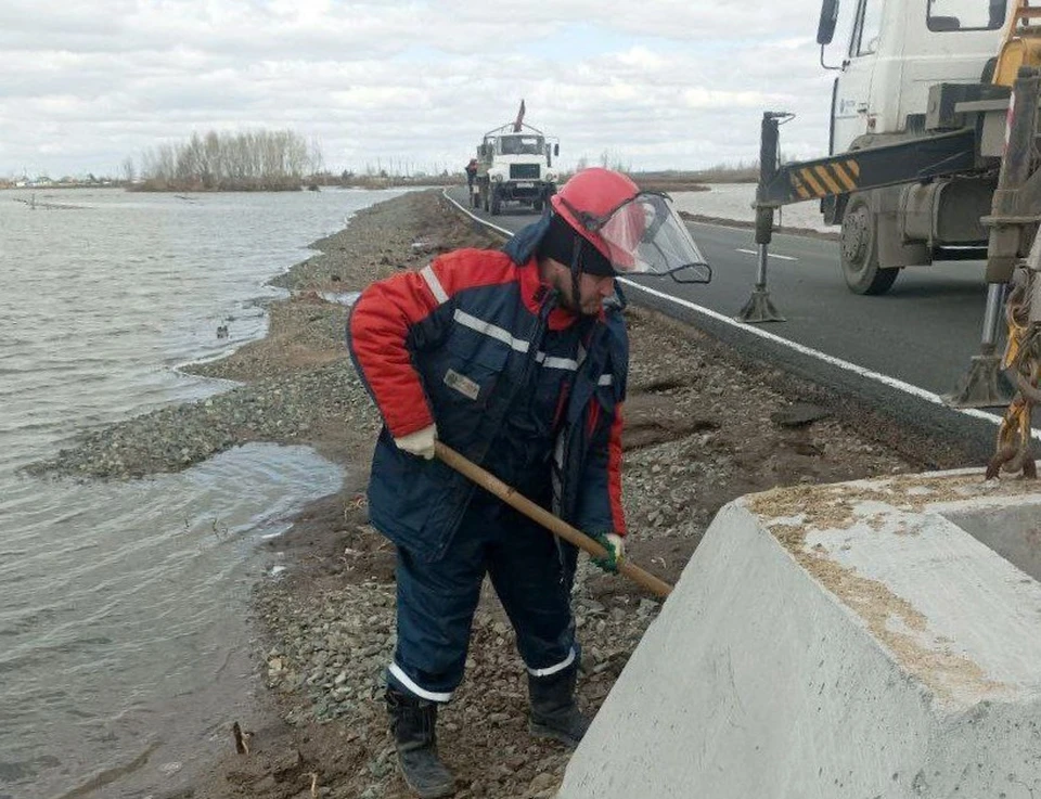Как только вода спала, был построен временный участок электросети.
