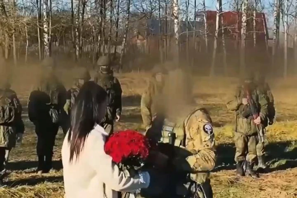 Нижегородец сделал предложение руки и сердца своей невесте в зоне СВО. Фото: скриншот из видео.