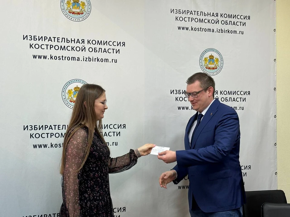 Удостоверение об избрании зарегистрированному депутату вручила председатель областной комиссии Марина Ерофеева