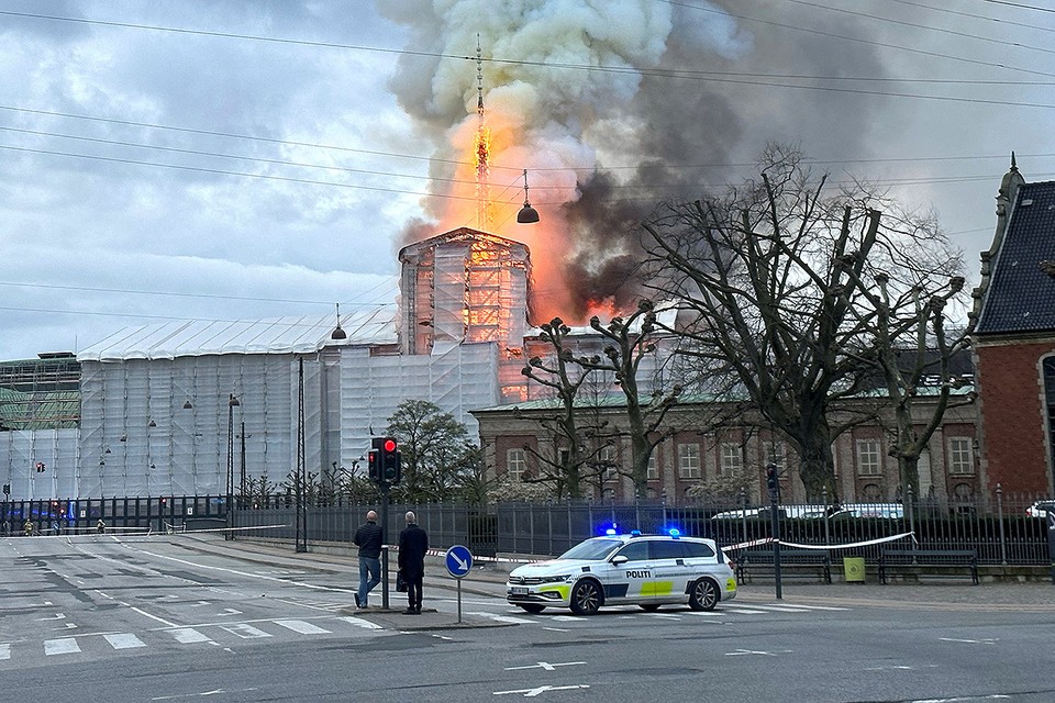 Рухнул шпиль, датчане в ужасе: дым от горящего здания датской биржи виден в Швеции