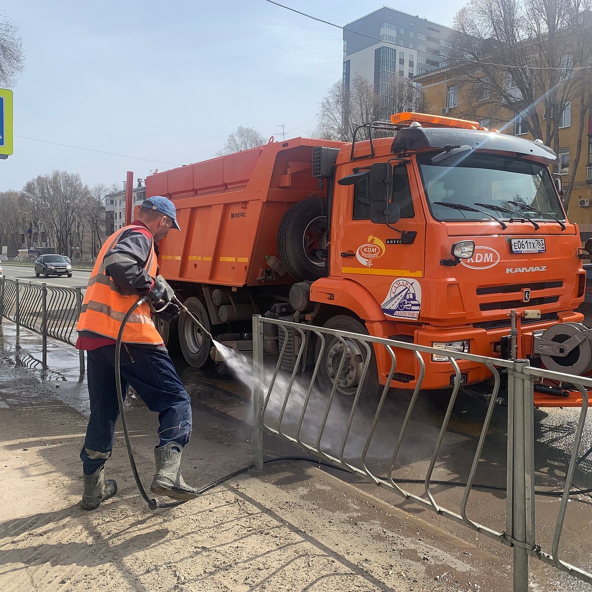 В Самаре моют и красят ограждения, урны, бордюры - KP.RU