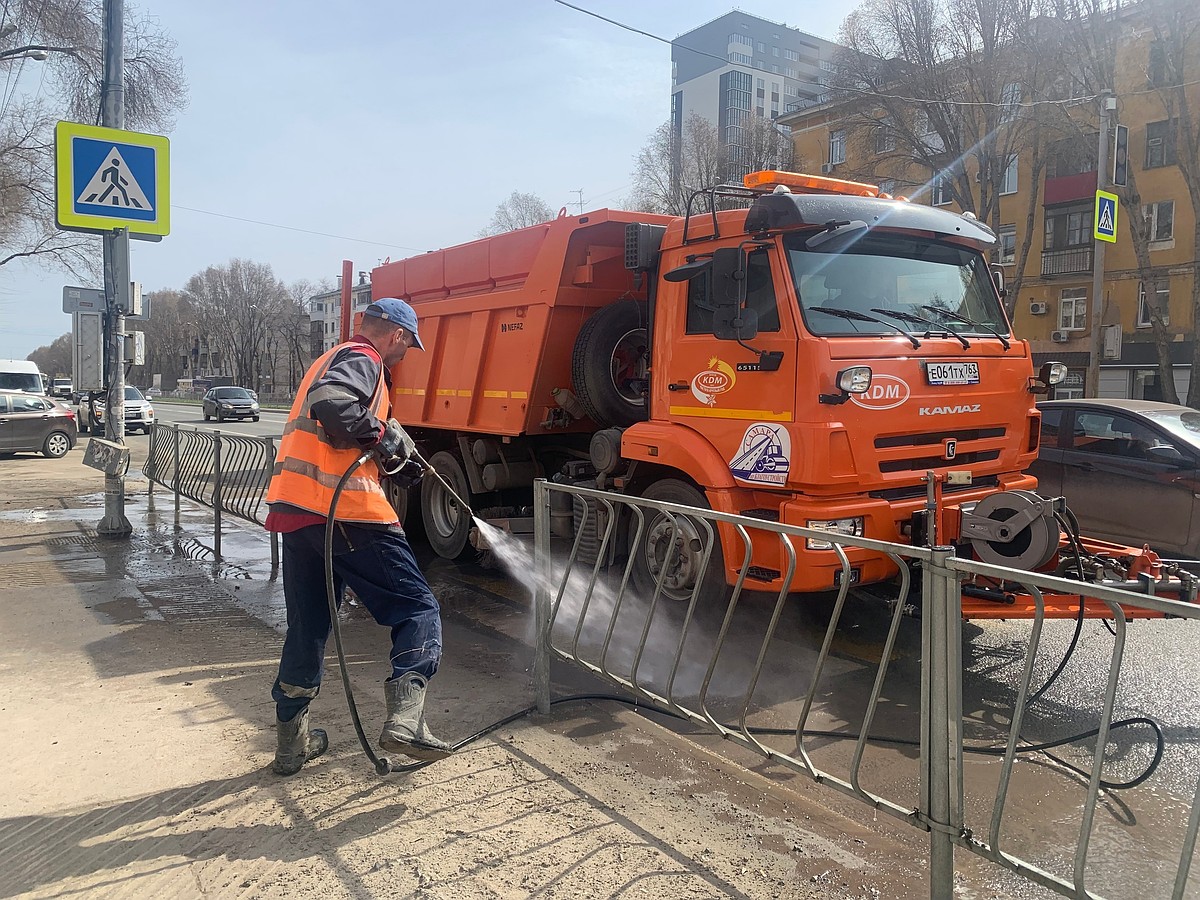 В Самаре моют и красят ограждения, урны, бордюры - KP.RU