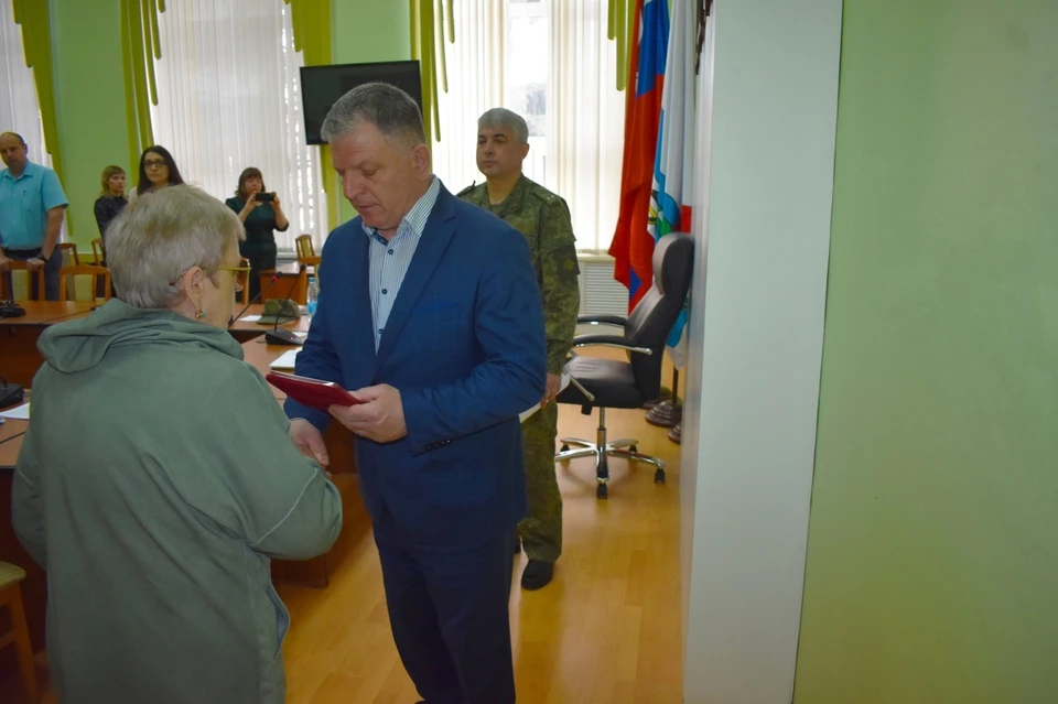 Вдове погибшего героя вручили орден Мужества и документы на него.