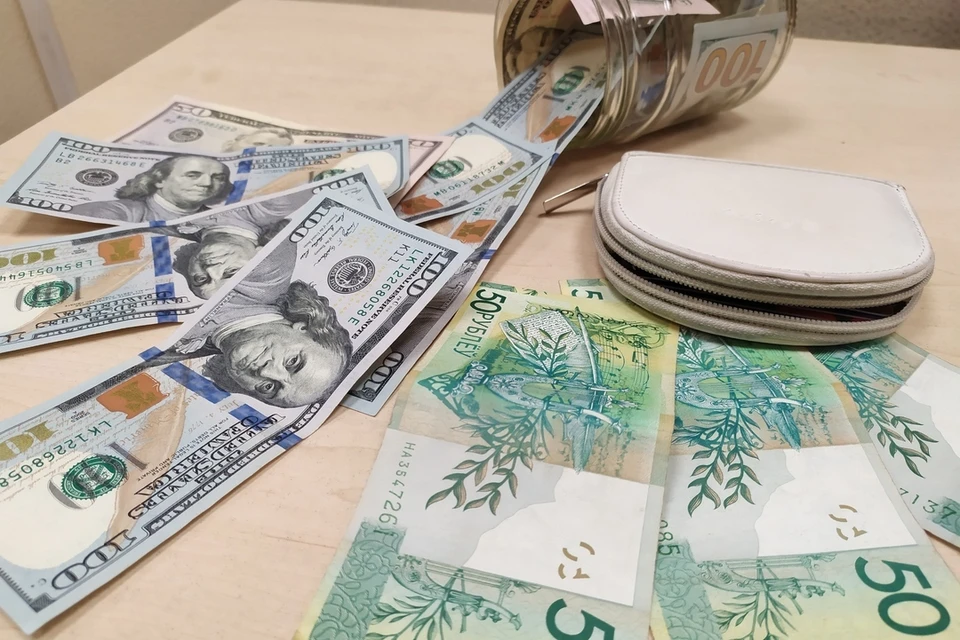 Нацбанк Беларуси нащвал курс доллара и евро на 19 апреля 2024 года перед выходными.