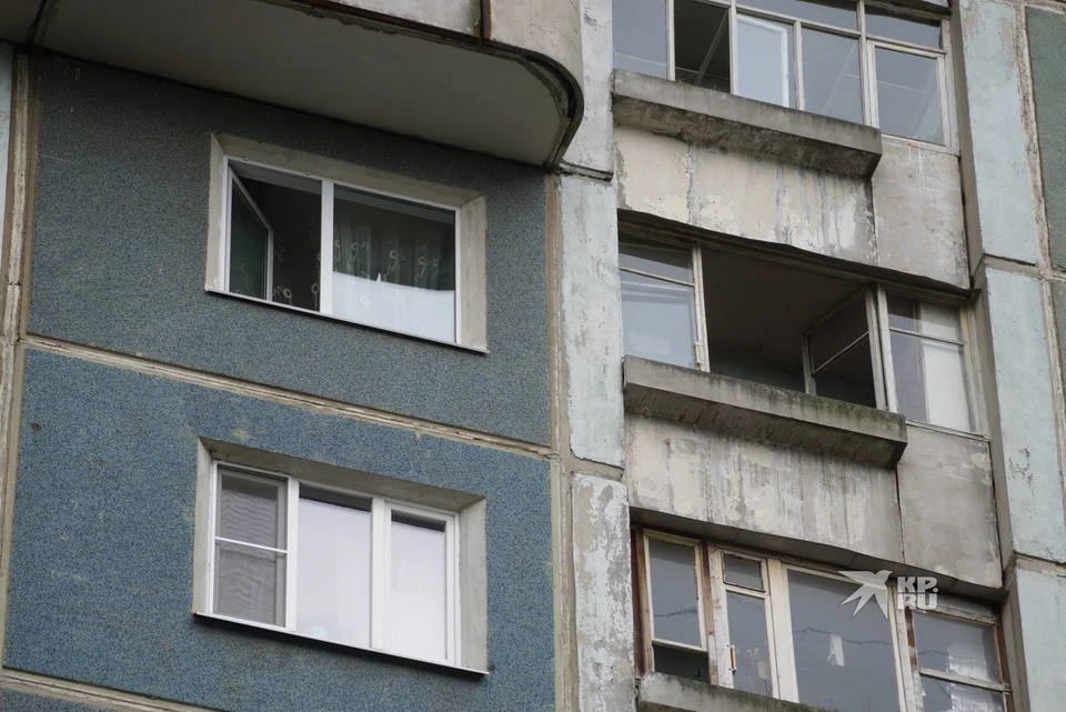 Малыш выпал из окна, облокотившись на москитную сетку