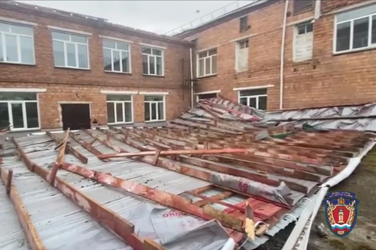 У школы в Красноярском крае сорвало ветром отремонтированную крышу