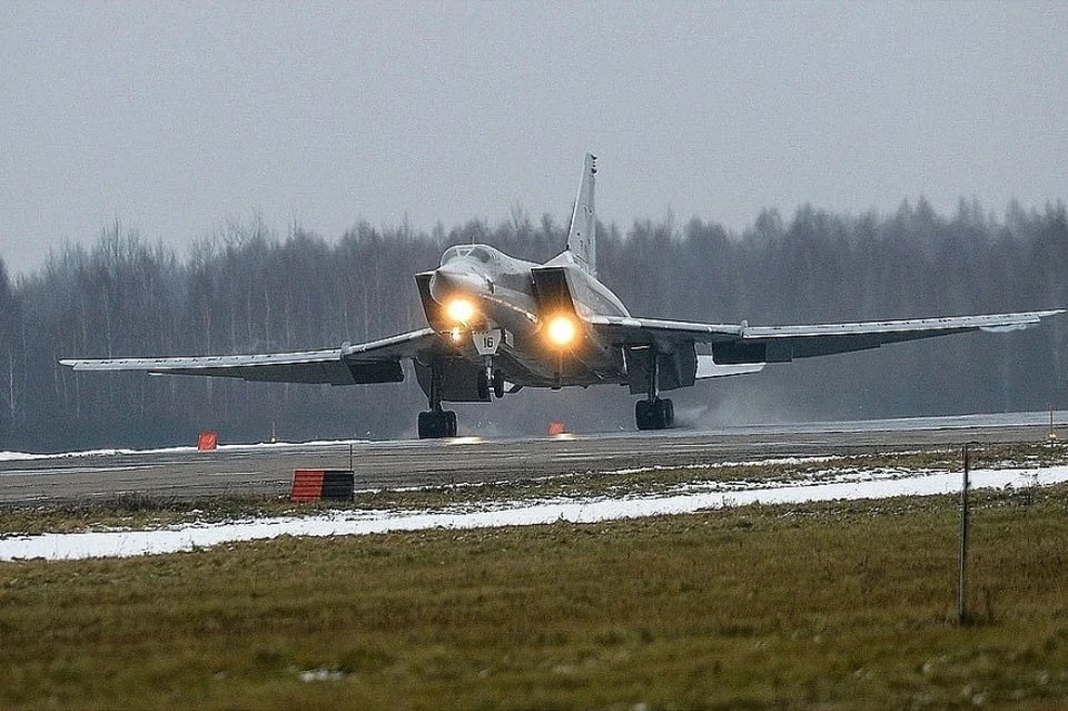 Командир падающего ТУ-22М3 принудительно катапультировал штурманов и помощника