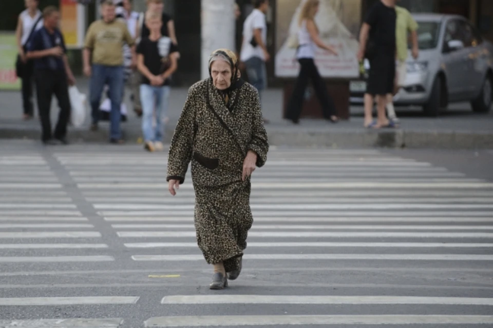 Водителей призывают быть терпимее к пожилым пешеходам. И по возможности помогать им на дорогах.