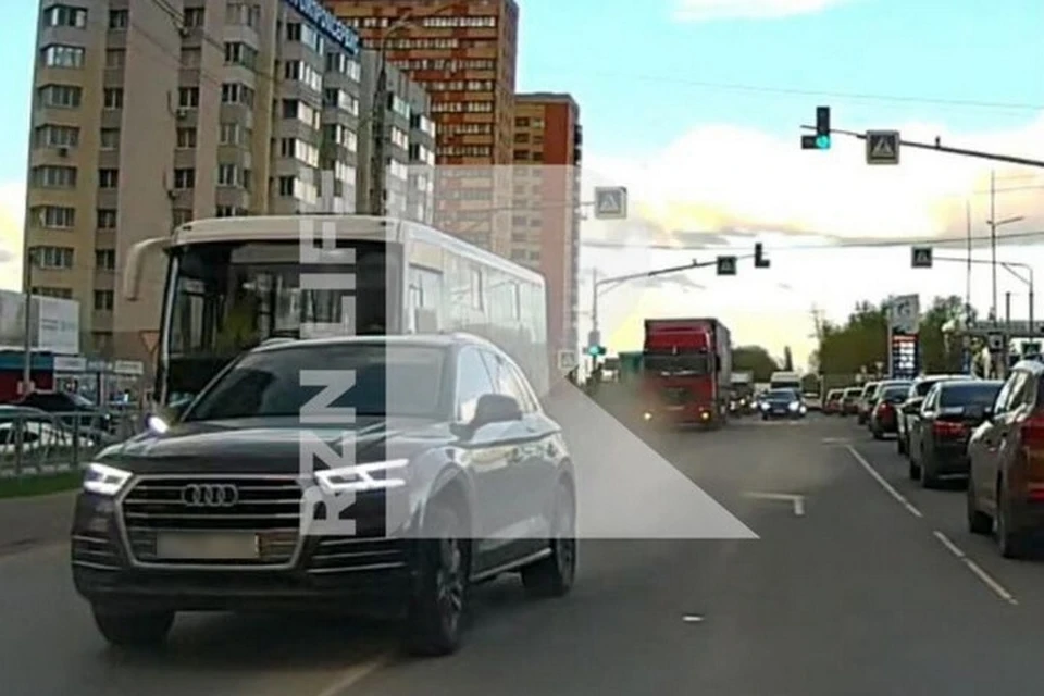 Едва не устроивший ДТП выездом на встречку Audi попал на видео в Рязани.