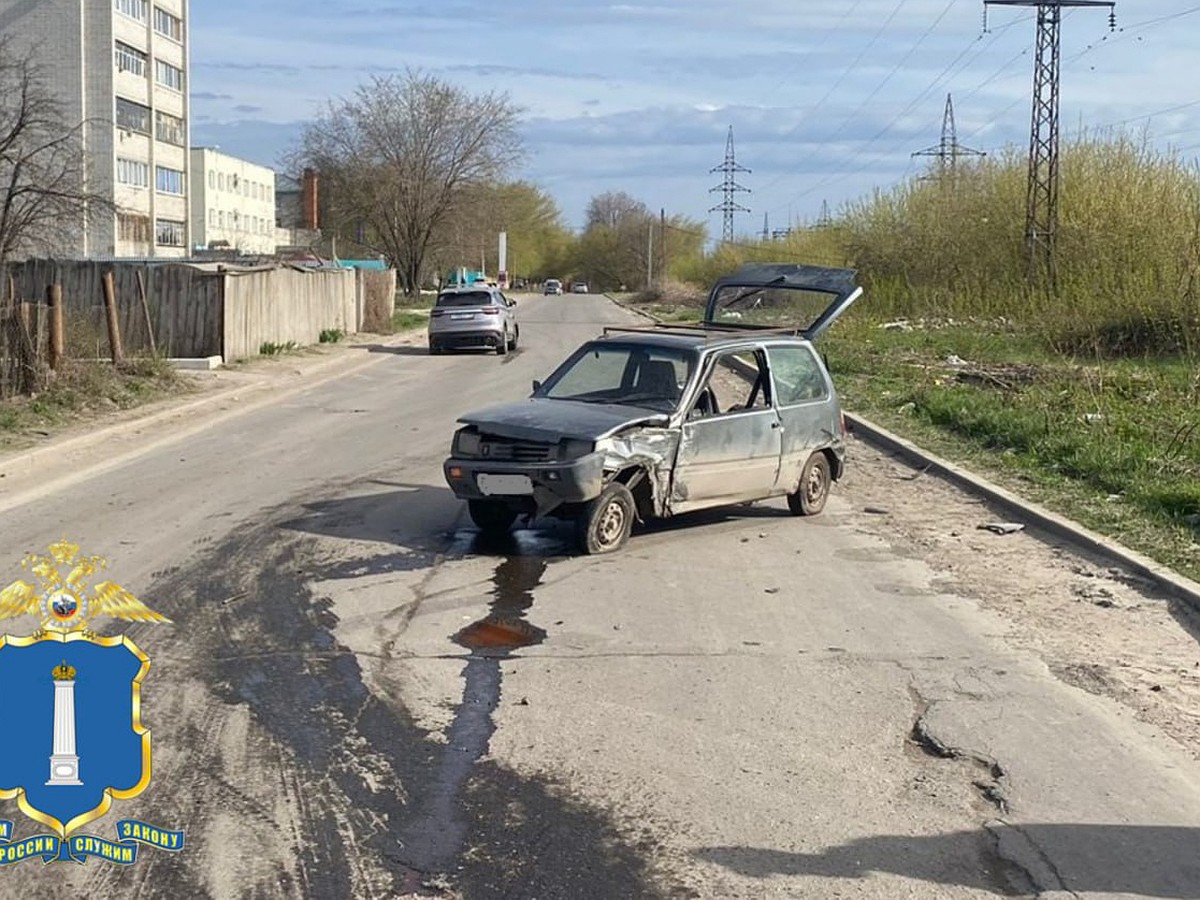 В Ульяновске на улице Глинки в ДТП иномарка во время обгона врезалась в  «Оку» - KP.RU