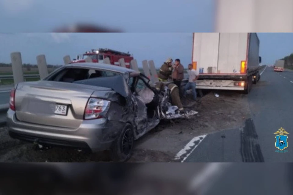 Водитель фуры потерял управление и врезался в Lada Granta.