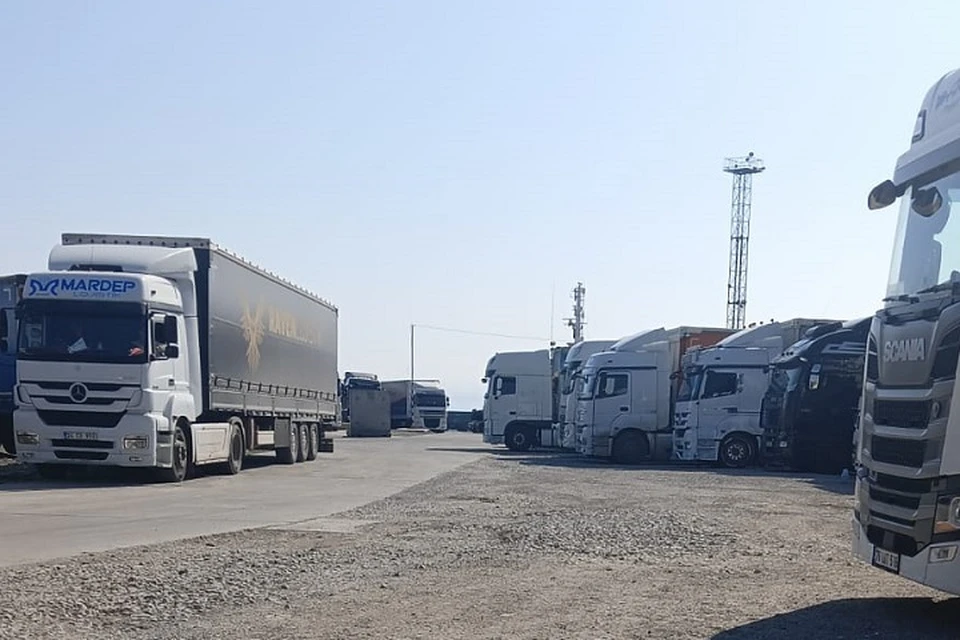 Фуры в порту Туапсе ждут разрешения на выезд. Фото: Михаил Анатольев
