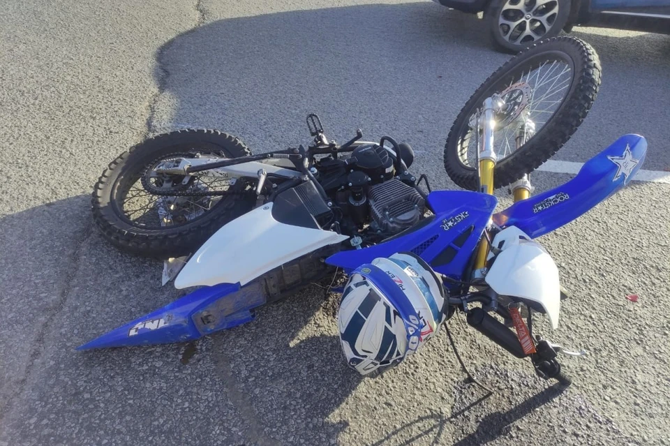 Мотоциклиста с различными травмами тела увезли в больницу.