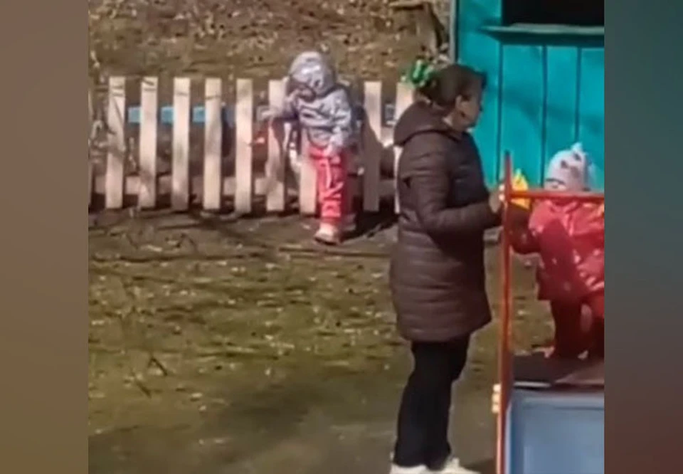 В детском саду под Нижним Новгородом ребенка повесили на забор. ФОТО: кадр из видео.