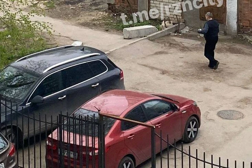 Неадеквата, избившего металлическим прутом женщину в Рязани, задержала полиция.