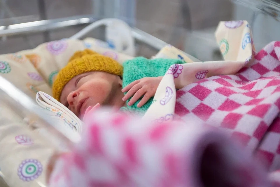 Депутаты ЗакСа в первом чтении приняли законопроект о подарках новорожденным петербуржцам.