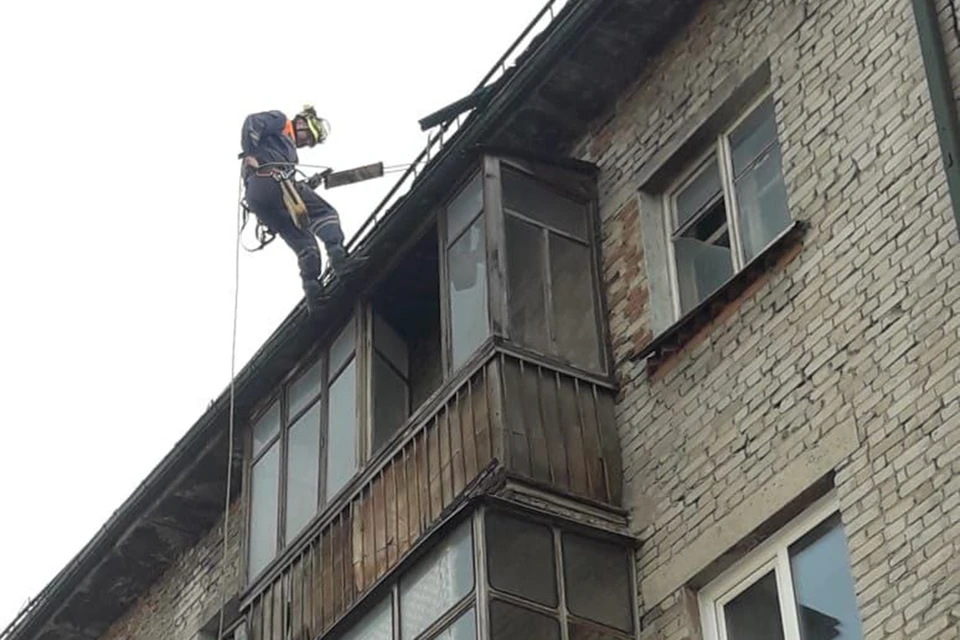 К больному мужчине спасателям пришлось спускаться с крыши. Фото: пресс-служба Управления ГОЧС и ПБ по Алтайскому краю