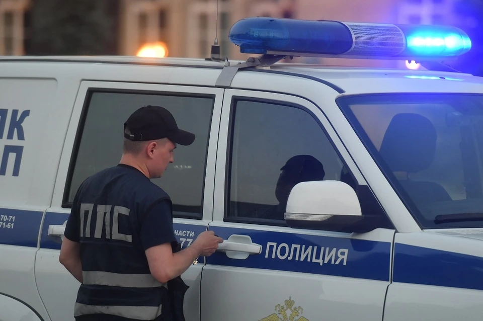 В Новосибирске неизвестный напал на женщину у подъезда и стал душить.