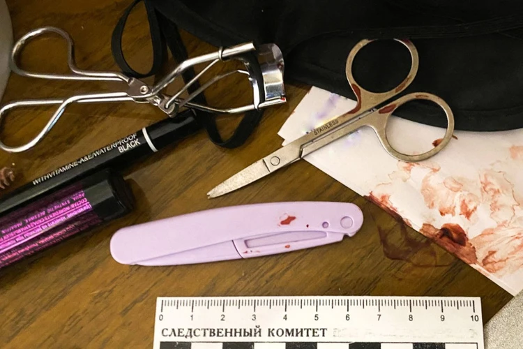 Заколола маникюрными ножницами: В Тверской области 18-летняя девушка родила дома ребёнка и тут же убила его