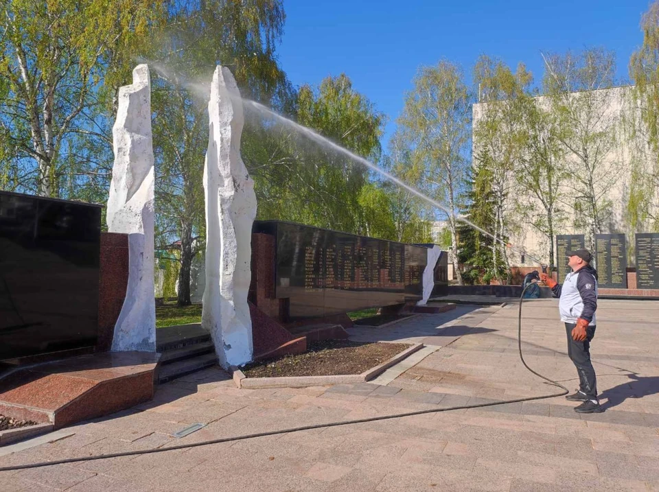 Ульяновские озеленители отмыли памятники и сделали перила у Обелиска | ФОТО: телеграм-канал Городской центр по благоустройству Ульяновска