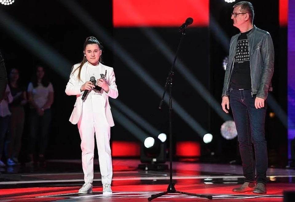 Микелла Абрамова в апреле 2019 года с призом победителя телешоу «Голос. Дети». Фото: Первый канал, Максим Ли.