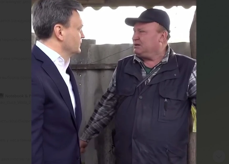 Житель Сынжерей рассказал о тяжелой жизни в Молдове неизвестному мужчине (слева), который позже назвал свое имя - Дорин Речан. Фото: скриншот видео