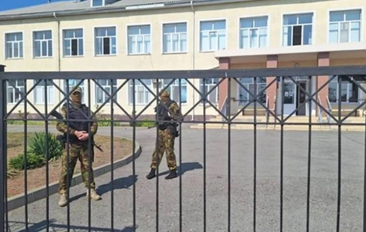 Пришел в маске и ранил троих: В Ростовской области приостановили расследование дела подростка, напавшего на школу