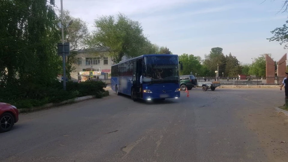 В Астраханской области мальчик пытался обогнать автобус, споткнулся и упал под колёса