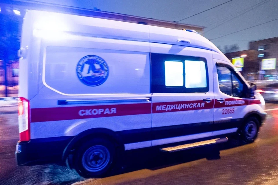 Девушка сломала позвоночник после неудачного прыжка со второго этажа в Петербурге.