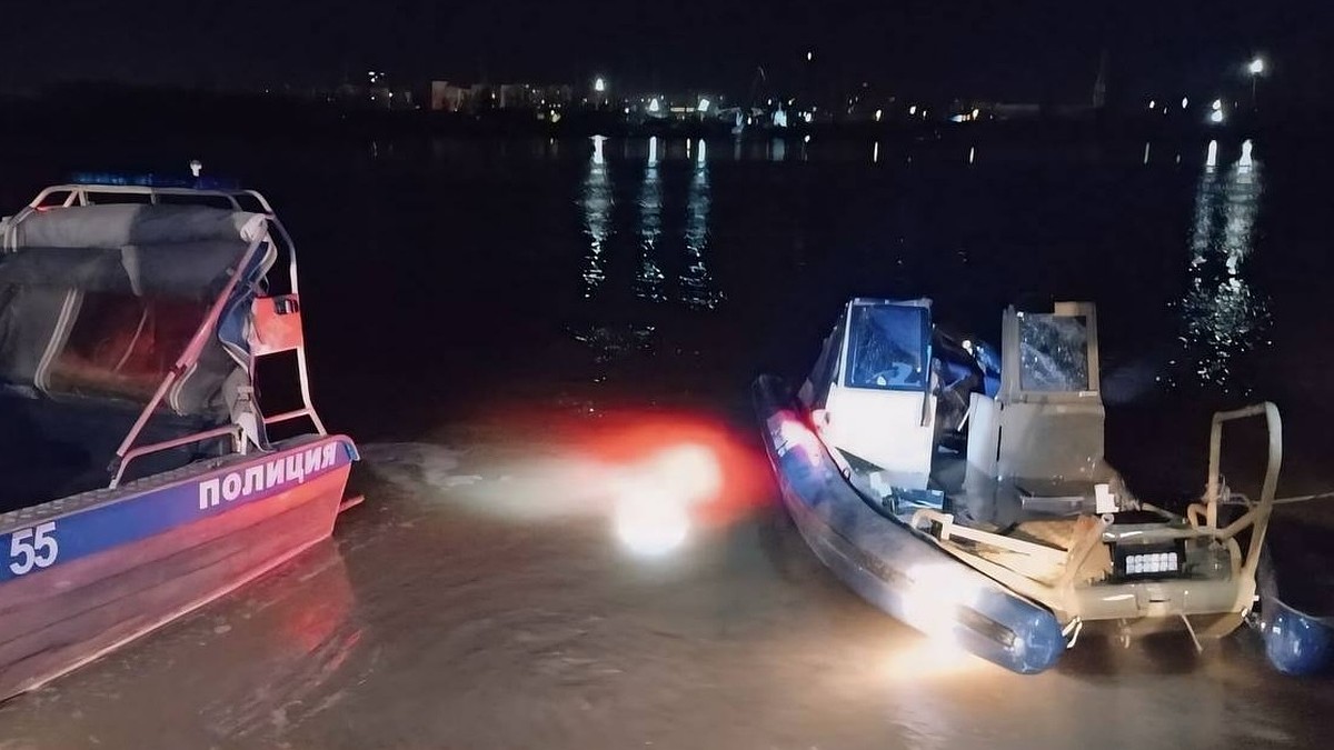 Два человека погибли на месте»: моторная лодка врезалась в плавающее  сооружение напротив острова на Иртыше - KP.RU