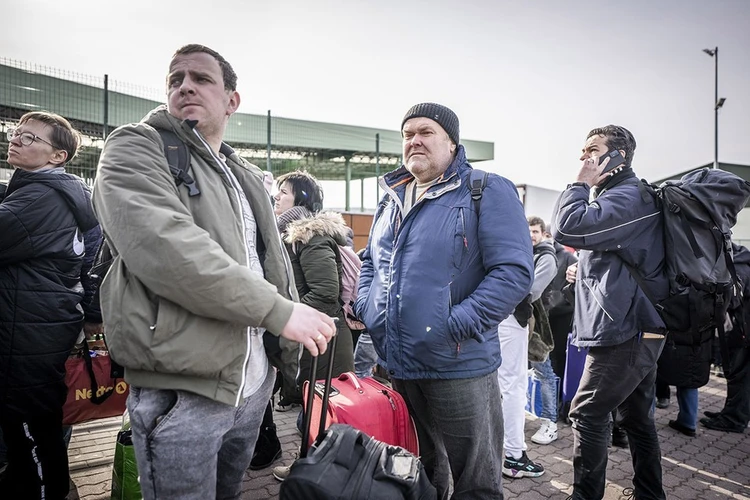 Давать ли российские паспорта украинским беженцам в Европе: "Простые обыватели" или "пятая колонна"
