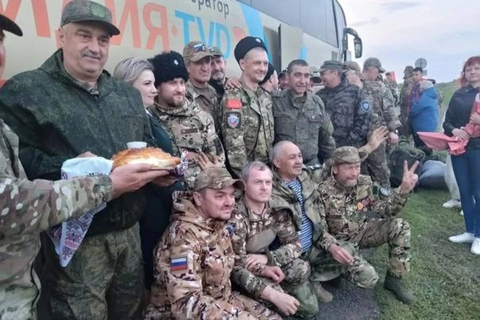 Встречали бойцов братья казаки, родные, близкие и друзья. Фото: администрация Сорочинского округа