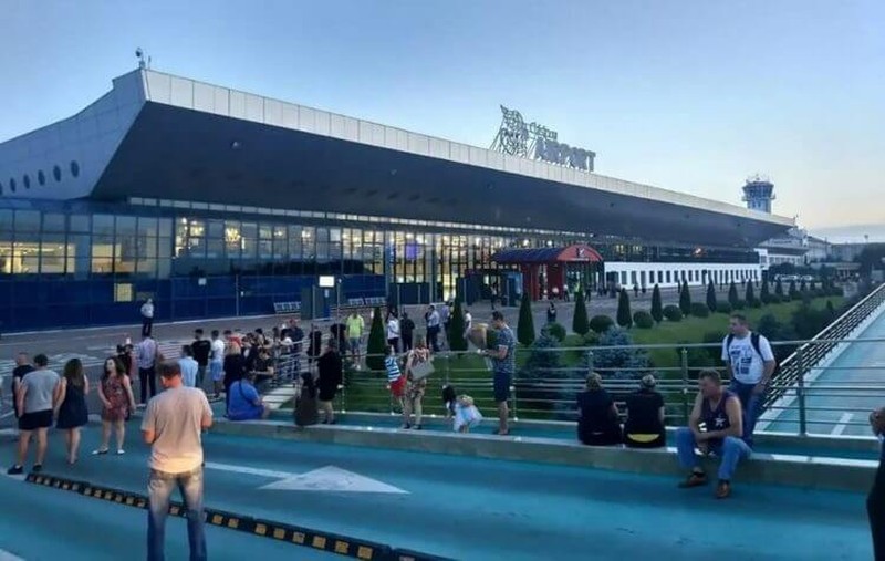 С 1 мая запрещен доступ в аэропорт тем, у кого нет билета на самолет. Фото:соцсети