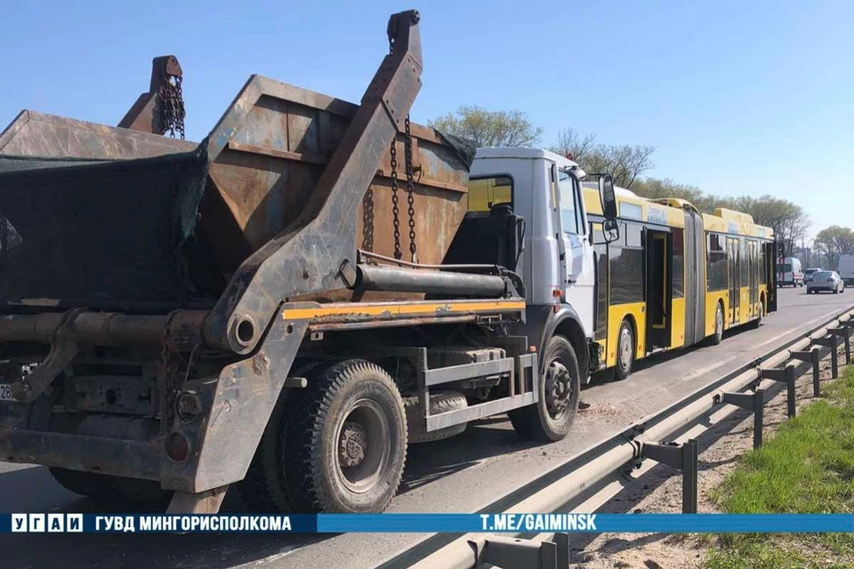 Фура врезалась в пассажирский автобус на МКАД. Фото: телеграм-канал УГАИ ГУВД Мингорисполкома